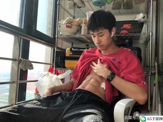 小奶狗腹肌体育生天台放烟花引热议