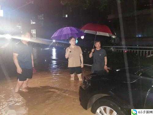 暴雨天被困在公司的女职员：焦急等待救援