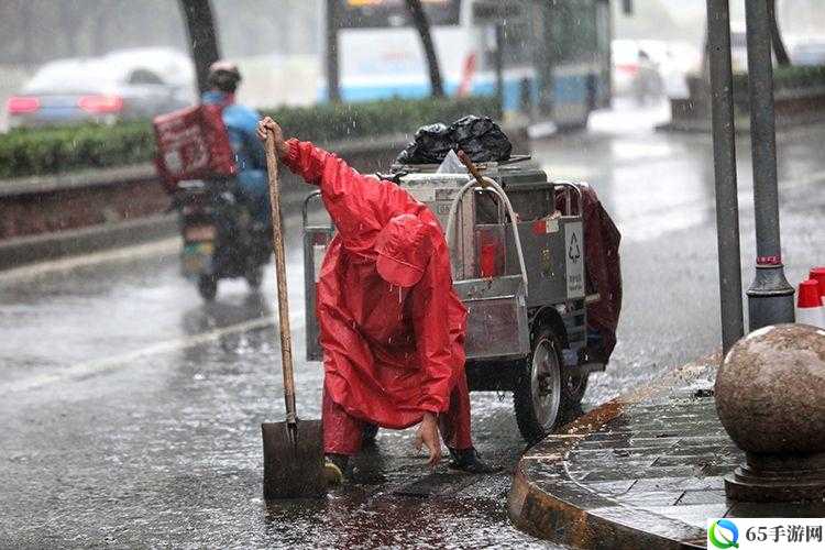 外勤突然下大雨播放：雨中坚守的工作瞬间